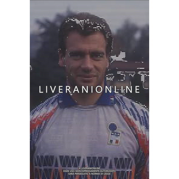 RETROSPETTIVA LUCA MARCHEGIANI CALCIATORE NELLA FOTO LUCA MARCHEGIANI CON LA MAGLIA DELLA NAZIONALE ITALIANA NELL\'ANNO 1993-1994 AG ALDO LIVERANI SAS