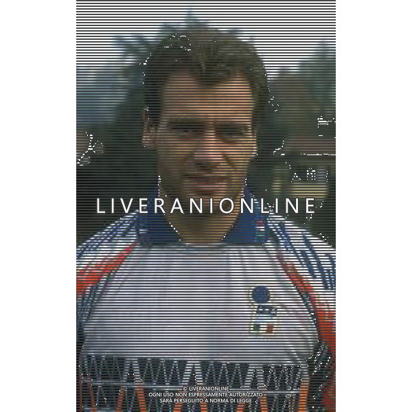 RETROSPETTIVA LUCA MARCHEGIANI CALCIATORE NELLA FOTO LUCA MARCHEGIANI CON LA MAGLIA DELLA NAZIONALE ITALIANA DI CALCIO NELL\'ANNO 1993-1994 AG ALDO LIVERANI SAS