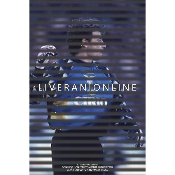 RETROSPETTIVA LUCA MARCHEGIANI CALCIATORE NELLA FOTO LUCA MARCHEGIANI CON LA MAGLIA DELLA LAZIO CALCIO NELL\'ANNO 1996-1997 AG ALDO LIVERANI SAS