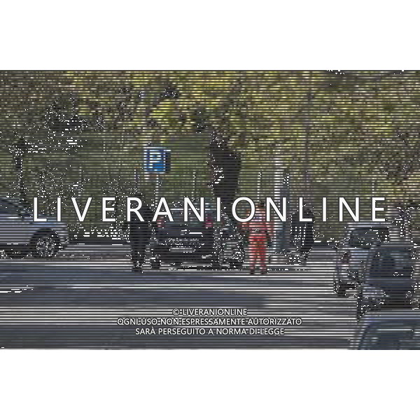 Rimini - Viserba Monte 05/04/2020 - Emergenza Coronavirus - un uomo grida di essere malato in via fratelli cervi a Viserba Monte scatenando preoccupazione tra i residenti - nella foto: Carabinieri e personale del 118 cercano di calmare l\'anziano signore ©Claudio Zamagni