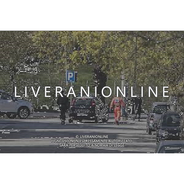 Rimini - Viserba Monte 05/04/2020 - Emergenza Coronavirus - un uomo grida di essere malato in via fratelli cervi a Viserba Monte scatenando preoccupazione tra i residenti - nella foto: Carabinieri e personale del 118 cercano di calmare l\'anziano signore ©Claudio Zamagni