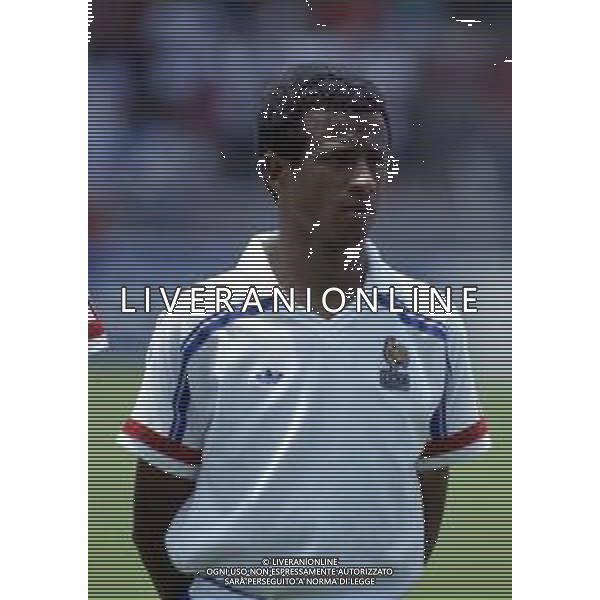 RETROSPETTIVA TIGANA JEAN CALCIATORE 1986 CON LA NAZIONALE MAGLIA FRANCIA NELLA FOTO JEAN TIGANA AG ALDO LIVERANI SAS