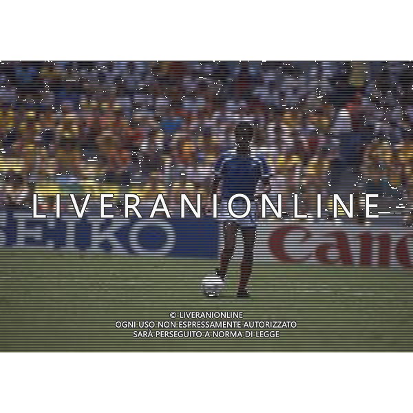 RETROSPETTIVA TIGANA JEAN CALCIATORE 1986 CON LA NAZIONALE MAGLIA FRANCIA NELLA FOTO JEAN TIGANA AG ALDO LIVERANI SAS