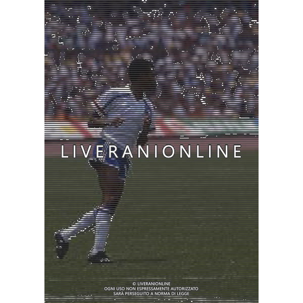 RETROSPETTIVA TIGANA JEAN CALCIATORE 1986 CON LA NAZIONALE MAGLIA FRANCIA NELLA FOTO JEAN TIGANA AG ALDO LIVERANI SAS