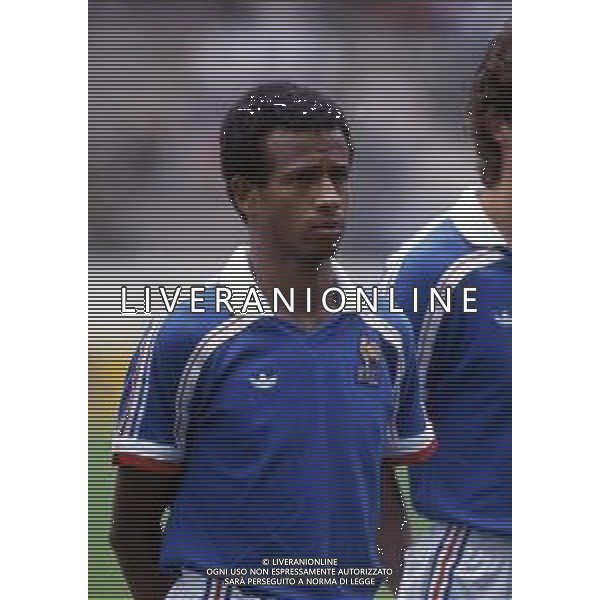 RETROSPETTIVA TIGANA JEAN CALCIATORE 1986 CON LA NAZIONALE MAGLIA FRANCIA NELLA FOTO JEAN TIGANA AG ALDO LIVERANI SAS