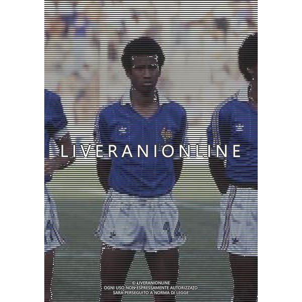 RETROSPETTIVA TIGANA JEAN CALCIATORE Q982 NELLA FOTO JEAN TIGANA CON LA MAGLIA DELLA NAZIONALE FRANCIA AG ALDO LIVERANI SAS