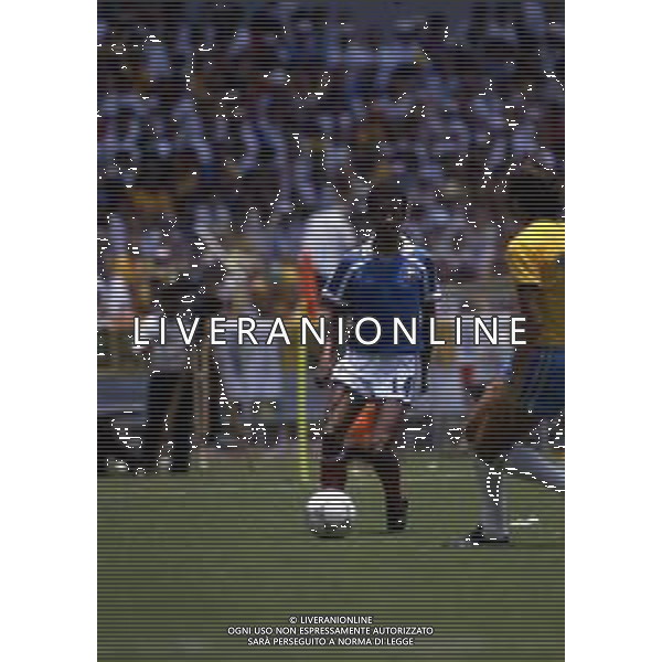 RETROSPETTIVA TIGANA JEAN CALCIATORE 1986 CON LA NAZIONALE MAGLIA FRANCIA NELLA FOTO JEAN TIGANA AG ALDO LIVERANI SAS