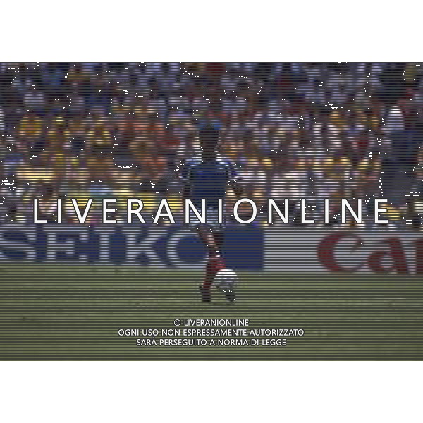 RETROSPETTIVA TIGANA JEAN CALCIATORE 1986 CON LA NAZIONALE MAGLIA FRANCIA NELLA FOTO JEAN TIGANA AG ALDO LIVERANI SAS
