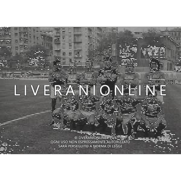 1988-1989 FORMAZIONE SAMPDORIA CALCIO NELLA FOTO LA FORMAZIONE DELLA SAMPDORIA CALCIO 1988-1989 DA SIN IN PIEDI TONINO CEREZO-FULVIO BONOMI-PIETRO VIERCHOWOD-GIANLUCA PAGLIUCA-VICTOR MUNOZ-LUCA PELLEGRINI SED DA SIN MORENO MANNINI-ROBERTO MANCINI-GIUSEPPE DOSSENA- ROBERTO MANCINI-GIANLUCA VIALLI E FAUSTO PARI AG ALDO LIVERANI SAS