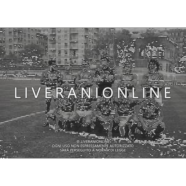 1988-1989 FORMAZIONE SAMPDORIA CALCIO NELLA FOTO LA FORMAZIONE DELLA SAMPDORIA CALCIO 1988-1989 DA SIN IN PIEDI TONINO CEREZO-FULVIO BONOMI-PIETRO VIERCHOWOD-GIANLUCA PAGLIUCA-VICTOR MUNOZ-LUCA PELLEGRINI SED DA SIN MORENO MANNINI-ROBERTO MANCINI-GIUSEPPE DOSSENA- ROBERTO MANCINI-GIANLUCA VIALLI E FAUSTO PARI AG ALDO LIVERANI SAS