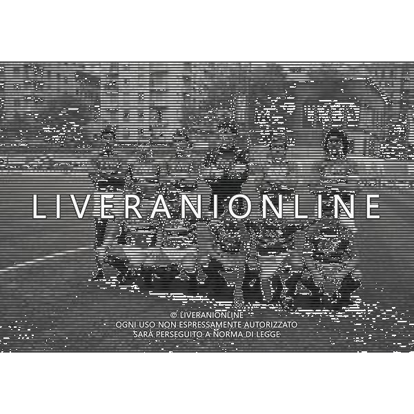 1988-1989 FORMAZIONE SAMPDORIA CALCIO NELLA FOTO LA FORMAZIONE DELLA SAMPDORIA CALCIO 1988-1989 DA SIN IN PIEDI TONINO CEREZO-FULVIO BONOMI-PIETRO VIERCHOWOD-GIANLUCA PAGLIUCA-VICTOR MUNOZ-LUCA PELLEGRINI SED DA SIN MORENO MANNINI-ROBERTO MANCINI-GIUSEPPE DOSSENA- ROBERTO MANCINI-GIANLUCA VIALLI E FAUSTO PARI AG ALDO LIVERANI SAS