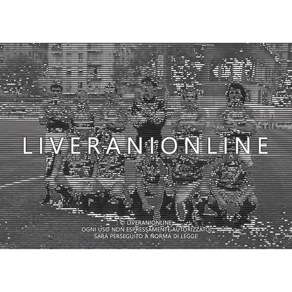 1988-1989 FORMAZIONE SAMPDORIA CALCIO NELLA FOTO LA FORMAZIONE DELLA SAMPDORIA CALCIO 1988-1989 DA SIN IN PIEDI TONINO CEREZO-FULVIO BONOMI-PIETRO VIERCHOWOD-GIANLUCA PAGLIUCA-VICTOR MUNOZ-LUCA PELLEGRINI SED DA SIN MORENO MANNINI-ROBERTO MANCINI-GIUSEPPE DOSSENA- ROBERTO MANCINI-GIANLUCA VIALLI E FAUSTO PARI AG ALDO LIVERANI SAS