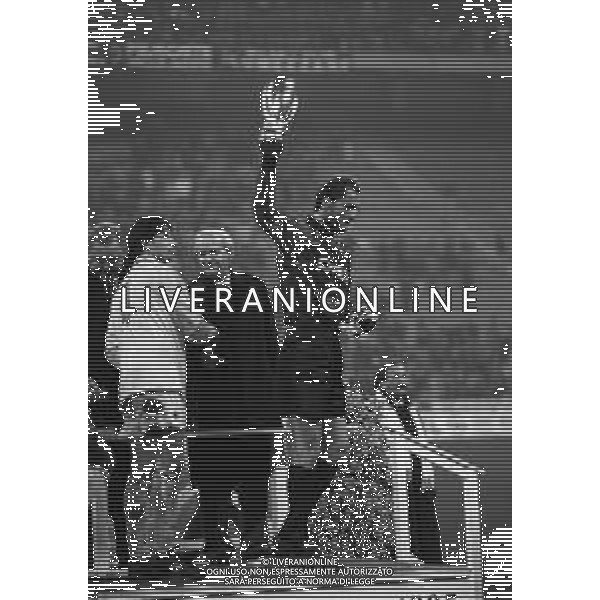 08-02-1995 MILANO FINALE DI SUPERCOPPA UEFA MILAN ARSENAL 2-0 NELLA FOTO SEBASTIANO ROSSI CON LA SUPERCOPPA UEFA AG ALDO LIVERANI SAS