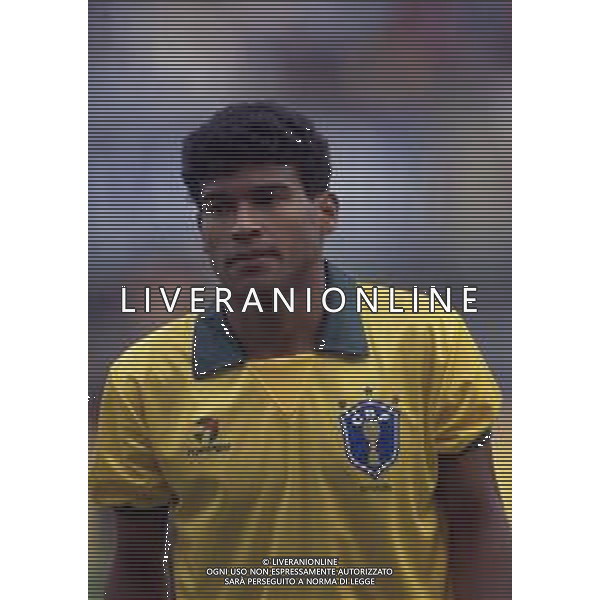 RETROSPETIVA LUIS MULLER CALCIATORE NELLA FOTO LUIS MULLER CON LA MAGLIA DELLA NAZIONALE DEL BRASILE AG ALDO LIVERANI SAS