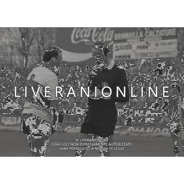 29-03-1981 MONZA CAMPIONATO DI CALCIO SERIE B MONZA CATANIA 3-3 NELLA FOTO ARBITRO GIANCARLO PIRANDOLA AMMONISCE LORENZO BARLASSINA AG ALDO LIVERANI SAS