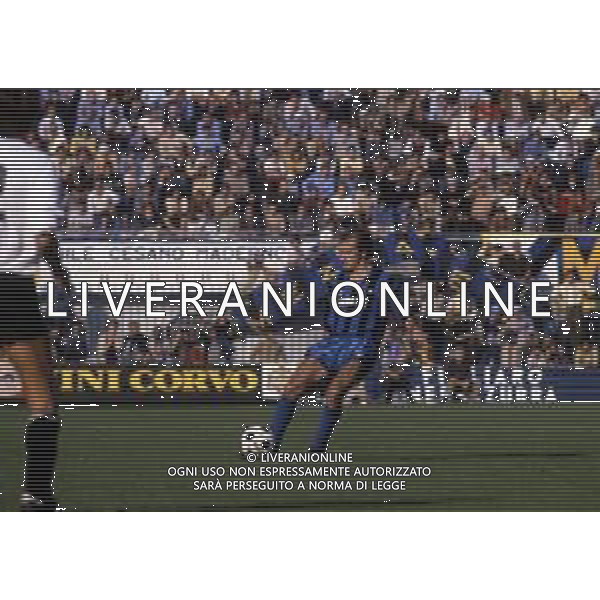 RETROSPETTIVA GIANCARLO CENTI CALCIATORE NELLA FOTO GIANCARLO CENTI CON LA MAGLIA DELL\'INTER NELL\'ANNO 1981 AG ALDO LIVERANI SAS