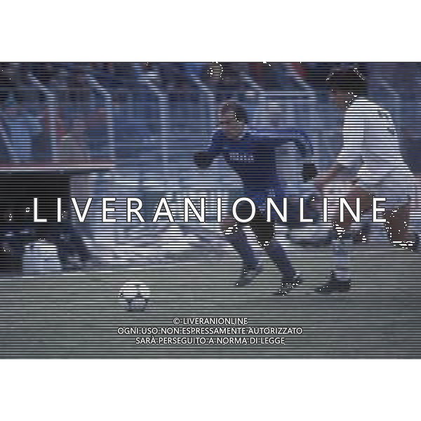 RETROSPETTIVA GIANCARLO CENTI CALCIATORE NELLA FOTO GIANCARLO CENTI CON LA MAGLIA DEL COMO CALCIO NELL\'ANNO 1985 AG ALDO LIVERANI SAS