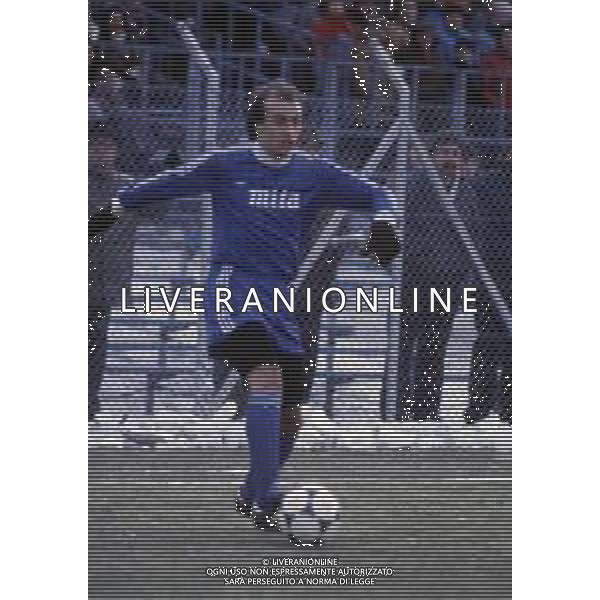 RETROSPETTIVA GIANCARLO CENTI CALCIATORE NELLA FOTO GIANCARLO CENTI CON LA MAGLIA DEL COMO CALCIO NELL\'ANNO 1985 AG ALDO LIVERANI SAS