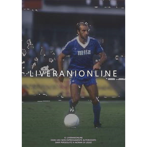 RETROSPETTIVA GIANCARLO CENTI CALCIATORE NELLA FOTO GIANCARLO CENTI CON LA MAGLIA DEL COMO CALCIO NELL\'ANNO 1985-1986 AG ALDO LIVERANI SAS