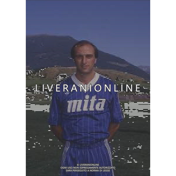 RETROSPETTIVA GIANCARLO CENTI CALCIATORE NELLA FOTO GIANCARLO CENTI CON LA MAGLIA DEL COMO CALCIO NELL\'ANNO 1986-1987 AG ALDO LIVERANI SAS