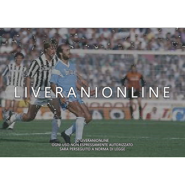 RETROSPETTIVA GIANCARLO CENTI CALCIATORE NELLA FOTO GIANCARLO CENTI CON LA MAGLIA DEL COMO CALCIO NELL\'ANNO 1988-1989 AG ALDO LIVERANI SAS