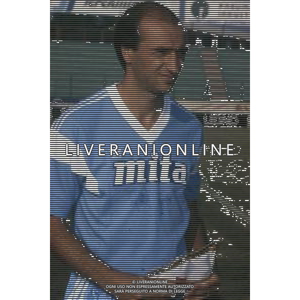 RETROSPETTIVA GIANCARLO CENTI CALCIATORE NELLA FOTO GIANCARLO CENTI CON LA MAGLIA DEL COMO CALCIO NELL\'ANNO 1988-1989 AG ALDO LIVERANI SAS