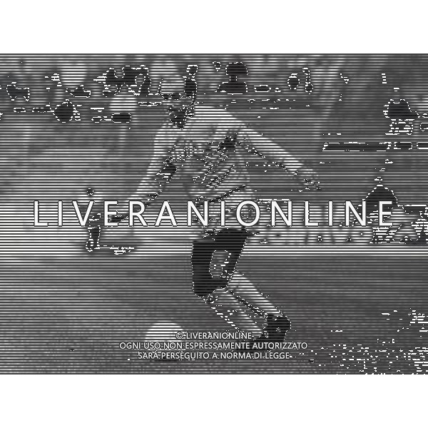 RETROSPETTIVA GIANCARLO CENTI CALCIATORE NELLA FOTO GIANCARLO CENTI CON LA MAGLIA DEL COMO CALCIO AG ALDO LIVERANI SAS