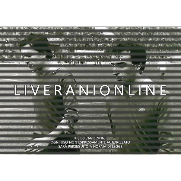 RETROSPETTIVA GIANCARLO CENTI CALCIATORE NELLA FOTO GIANCARLO CENTI CON LA MAGLIA DEL COMO CALCIO CON EZIO CAVAGNETTO AG ALDO LIVERANI SAS