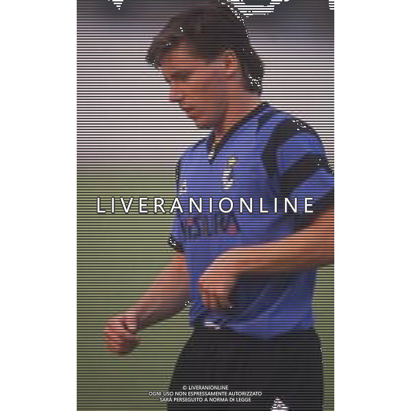 RETROSPETTIVA PAOLO MANDELLI CALCIATORE NELLA FOTO PAOLO MANDELLI CON LA MAGLIA DELL\'INTER AG ALDO LIVERANI SAS