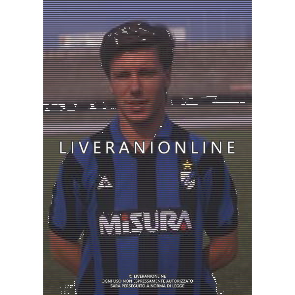 RETROSPETTIVA PAOLO MANDELLI CALCIATORE NELLA FOTO PAOLO MANDELLI CON LA MAGLIA DELL\'INTER AG ALDO LIVERANI SAS
