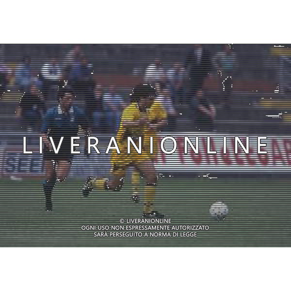 RETROSPETTIVA DAMIANO TOMMASI CALCIATORE NELLA FOTO DAMIANO TOMMASI CON LA MAGLIA DEL VERONA CALCIO NELL\'ANNO 1995-1996 AG ALDO LIVERANI SAS
