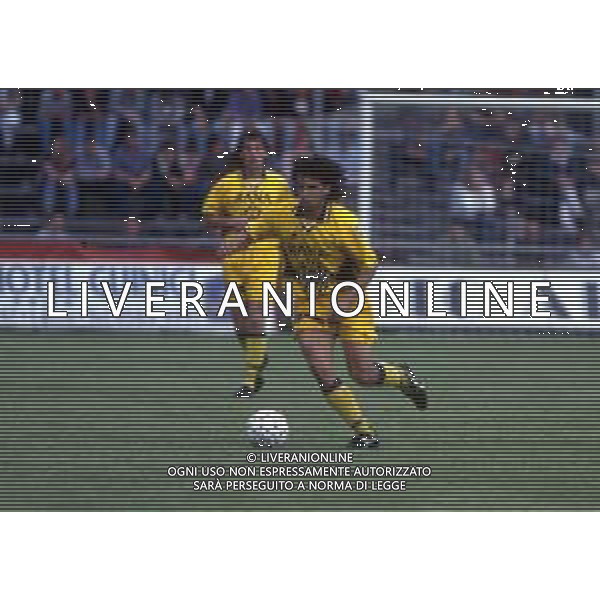 RETROSPETTIVA DAMIANO TOMMASI CALCIATORE NELLA FOTO DAMIANO TOMMASI CON LA MAGLIA DEL VERONA CALCIO NELL\'ANNO 1995-1996 AG ALDO LIVERANI SAS