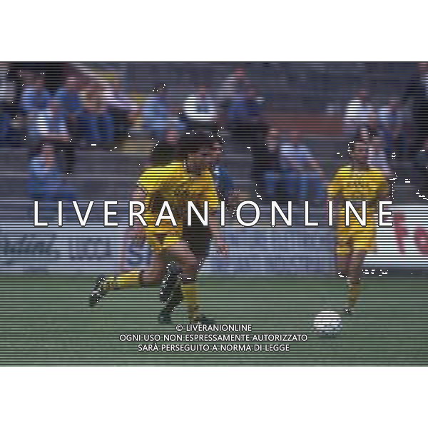 RETROSPETTIVA DAMIANO TOMMASI CALCIATORE NELLA FOTO DAMIANO TOMMASI CON LA MAGLIA DEL VERONA CALCIO NELL\'ANNO 1995-1996 AG ALDO LIVERANI SAS