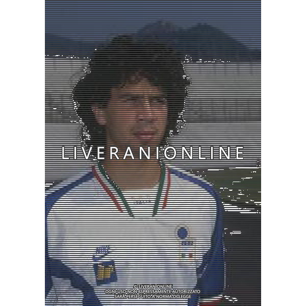 RETROSPETTIVA DAMIANO TOMMASI CALCIATORE NELLA FOTO DAMIANO TOMMASI CON LA MAGLIA DELLA NAZIONALE ITALIANA NELL\'ANNO 1995-1996 AG ALDO LIVERANI SAS