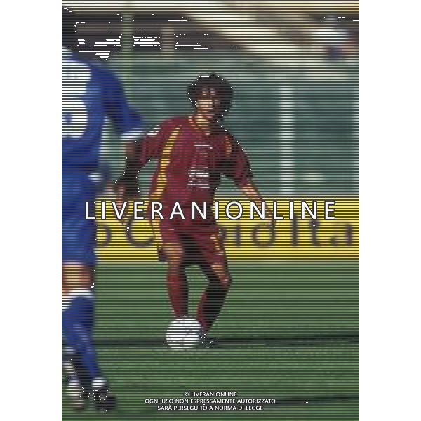 RETROSPETTIVA DAMIANO TOMMASI CALCIATORE NELLA FOTO DAMIANO TOMMASI CON LA MAGLIA DELLA ROMA CALCIO NELL\'ANNO 1997-1998 AG ALDO LIVERANI SAS