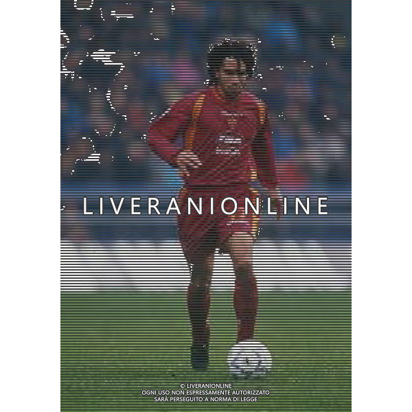 RETROSPETTIVA DAMIANO TOMMASI CALCIATORE NELLA FOTO DAMIANO TOMMASI CON LA MAGLIA DELLA ROMA CALCIO NELL\'ANNO 1997-1998 AG ALDO LIVERANI SAS
