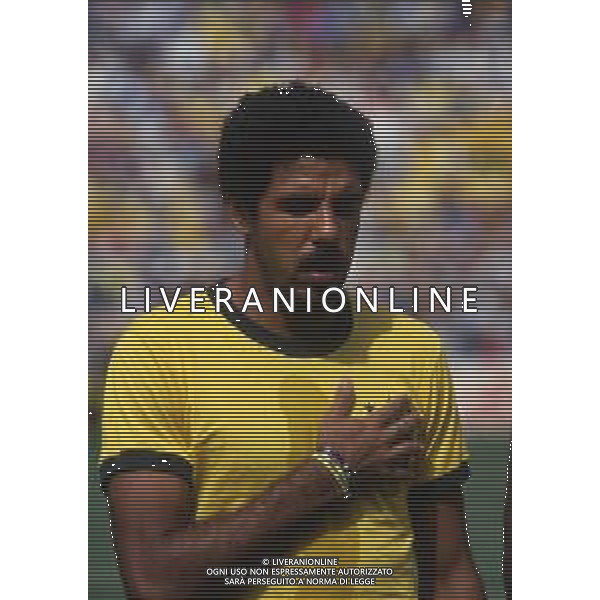 RETROSPETTIVA TONINHO CEREZO CALCIATORE NELLA FOTO TONINHO CEREZO CON LA MAGLIA DELLA NAZIONALE DEL BRASILE 1982 AG ALDO LIVERANI SAS
