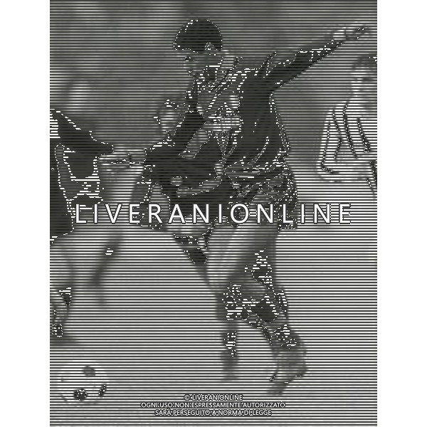 RETROSPETTIVA TONINHO CEREZO CALCIATORE NELLA FOTO TONINHO CEREZO CON LA MAGLIA DELLA ROMA CALCIO NELL\'ANNO 1983 AG ALDO LIVERANI SAS