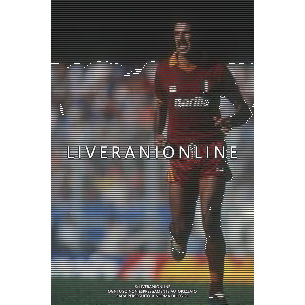 RETROSPETTIVA TONINHO CEREZO CALCIATORE NELLA FOTO TONINHO CEREZO CON LA MAGLIA DELLA ROMA CALCIO NELL\'ANNO 1983 AG ALDO LIVERANI SAS