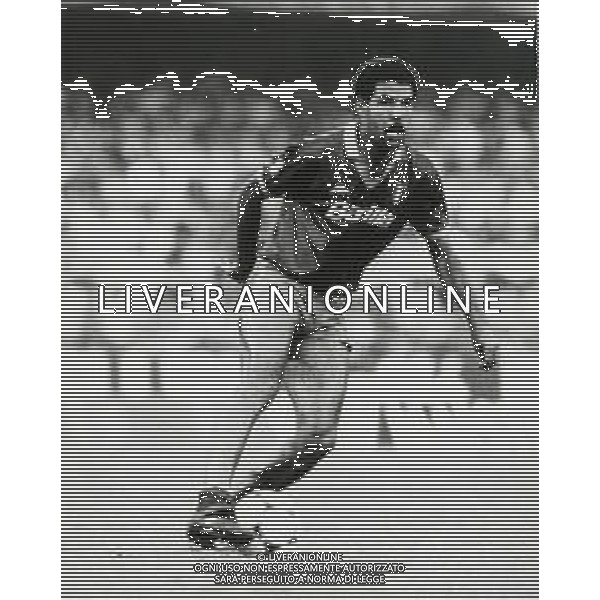 RETROSPETTIVA TONINHO CEREZO CALCIATORE NELLA FOTO TONINHO CEREZO CON LA MAGLIA DELLA ROMA CALCIO AG ALDO LIVERANI SAS