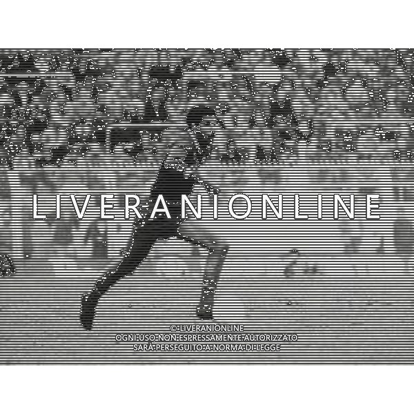 RETROSPETTIVA TONINHO CEREZO CALCIATORE NELLA FOTO TONINHO CEREZO CON LA MAGLIA DELLA ROMA CALCIO NELL\'ANNO 1985-1986 AG ALDO LIVERANI SAS