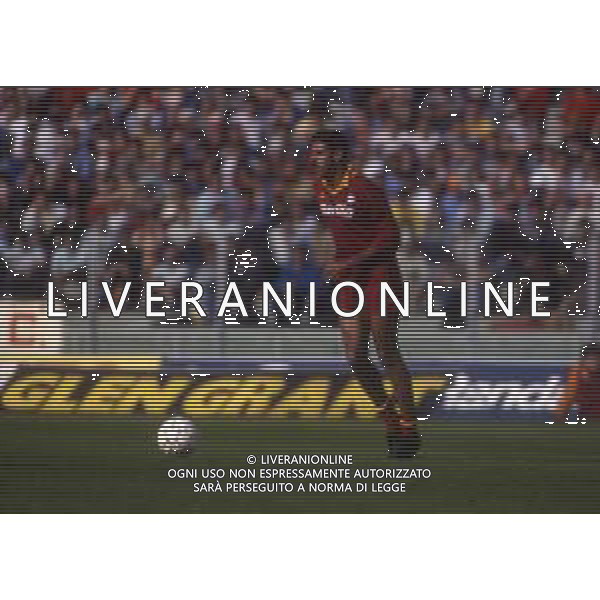 RETROSPETTIVA TONINHO CEREZO CALCIATORE NELLA FOTO TONINHO CEREZO CON LA MAGLIA DELLA ROMA CALCIO NELL\'ANNO 1985-1986 AG ALDO LIVERANI SAS