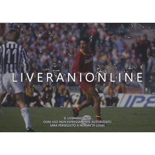 RETROSPETTIVA TONINHO CEREZO CALCIATORE NELLA FOTO TONINHO CEREZO CON LA MAGLIA DELLA ROMA CALCIO NELL\'ANNO 1985-1986 AG ALDO LIVERANI SAS
