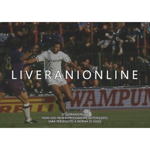 RETROSPETTIVA TONINHO CEREZO CALCIATORE NELLA FOTO TONINHO CEREZO CON LA MAGLIA DELLA SAMPDORIA AG ALDO LIVERANI SAS