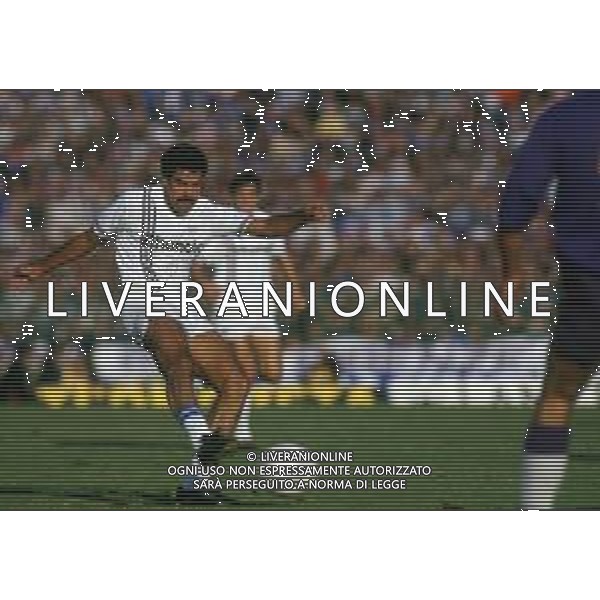 RETROSPETTIVA TONINHO CEREZO CALCIATORE NELLA FOTO TONINHO CEREZO CON LA MAGLIA DELLA SAMPDORIA AG ALDO LIVERANI SAS