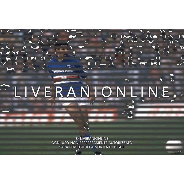 RETROSPETTIVA TONINHO CEREZO CALCIATORE NELLA FOTO TONINHO CEREZO CON LA MAGLIA DELLA SAMPDORIA AG ALDO LIVERANI SAS