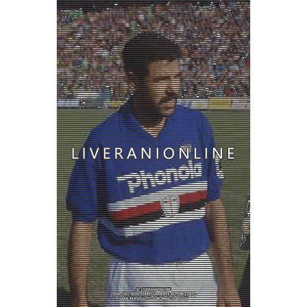 RETROSPETTIVA TONINHO CEREZO CALCIATORE NELLA FOTO TONINHO CEREZO CON LA MAGLIA DELLA SAMPDORIA AG ALDO LIVERANI SAS