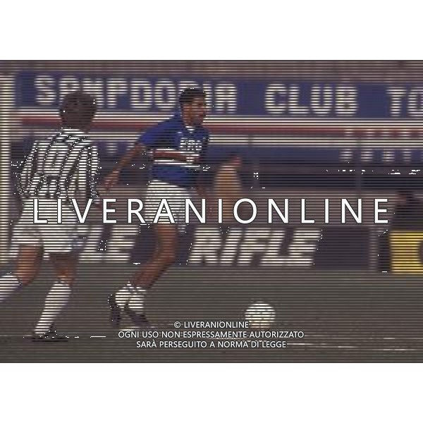 RETROSPETTIVA TONINHO CEREZO CALCIATORE NELLA FOTO TONINHO CEREZO CON LA MAGLIA DELLA SAMPDORIA CALCIO AG ALDO LIVERANI SAS