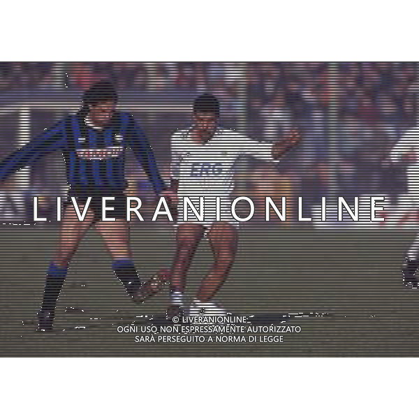 RETROSPETTIVA TONINHO CEREZO CALCIATORE NELLA FOTO TONINHO CEREZO CON LA MAGLIA DELLA SAMPDORIA CALCIO E EVAIR AG ALDO LIVERANI SAS
