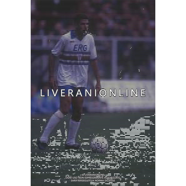 RETROSPETTIVA TONINHO CEREZO CALCIATORE NELLA FOTO TONINHO CEREZO CON LA MAGLIA DELLA SAMPDORIA CALCIO AG ALDO LIVERANI SAS